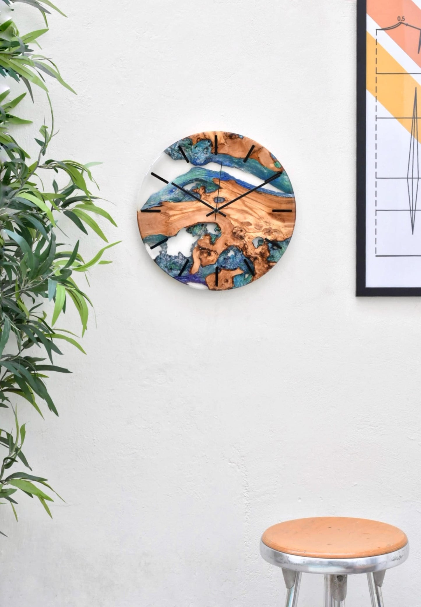 Reloj artesanal de madera de olivo con resina epoxy azul en interior moderno