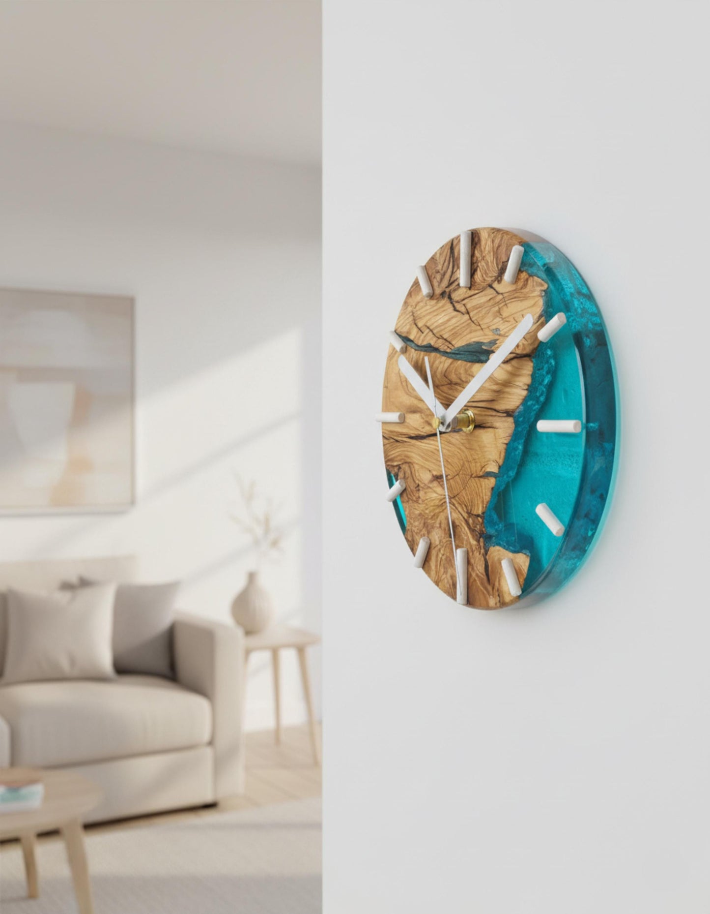 Reloj de pared en madera de olivo con resina epoxy azul en interior moderno