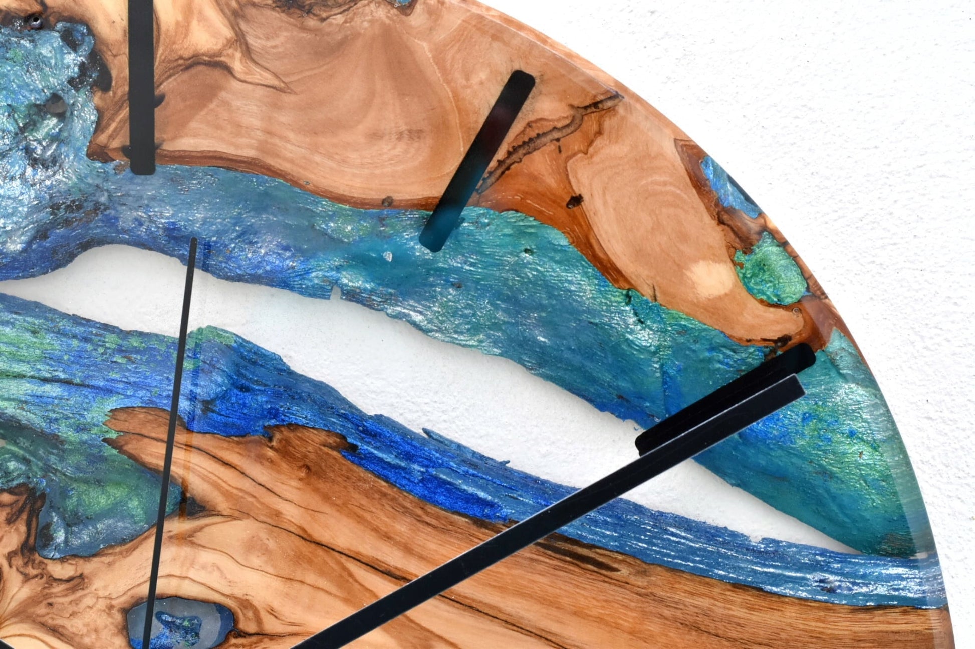 Reloj de pared en madera de olivo con resina epoxy azul y vetas naturales