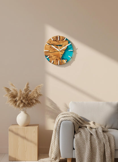 Reloj de olivo con resina epoxy azul en ambiente decorativo