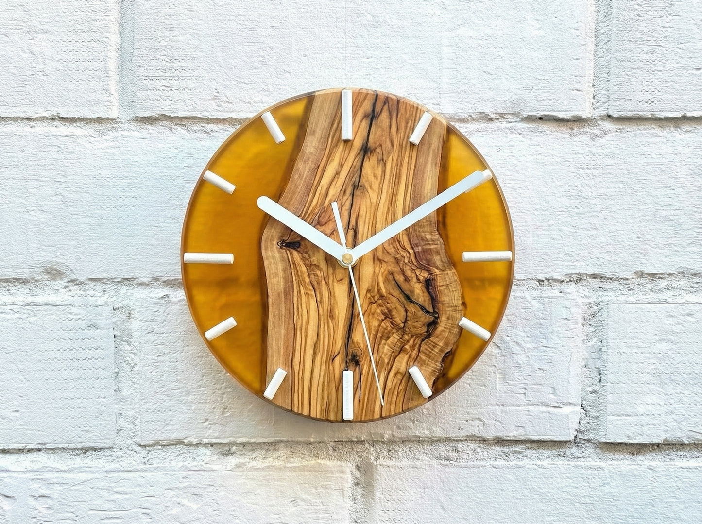 Reloj de pared en madera de olivo con resina epoxy amarillo, diseño artesanal