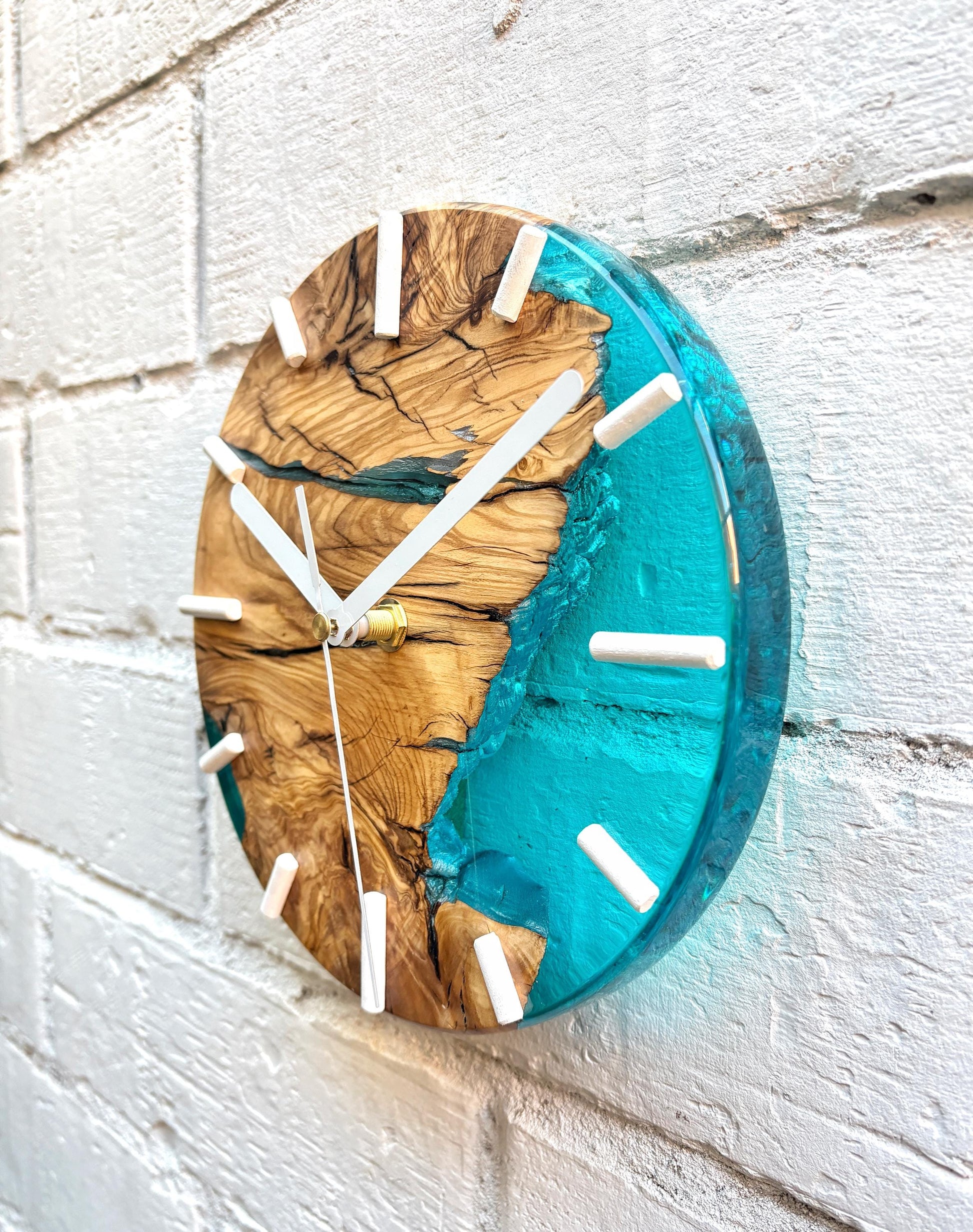 Reloj de madera de olivo con resina epoxy azul, vista lateral