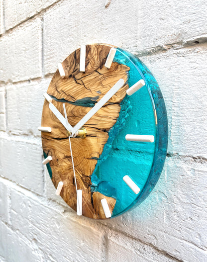 Reloj de madera de olivo con resina epoxy azul, vista lateral