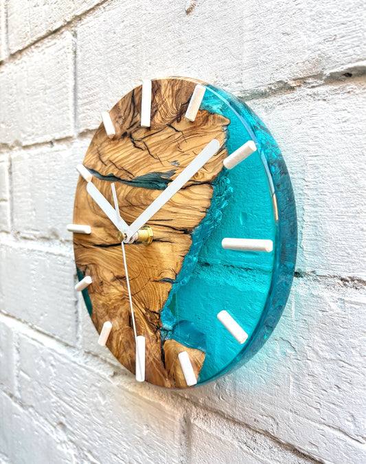 Reloj de madera de olivo con resina epoxy azul, vista lateral
