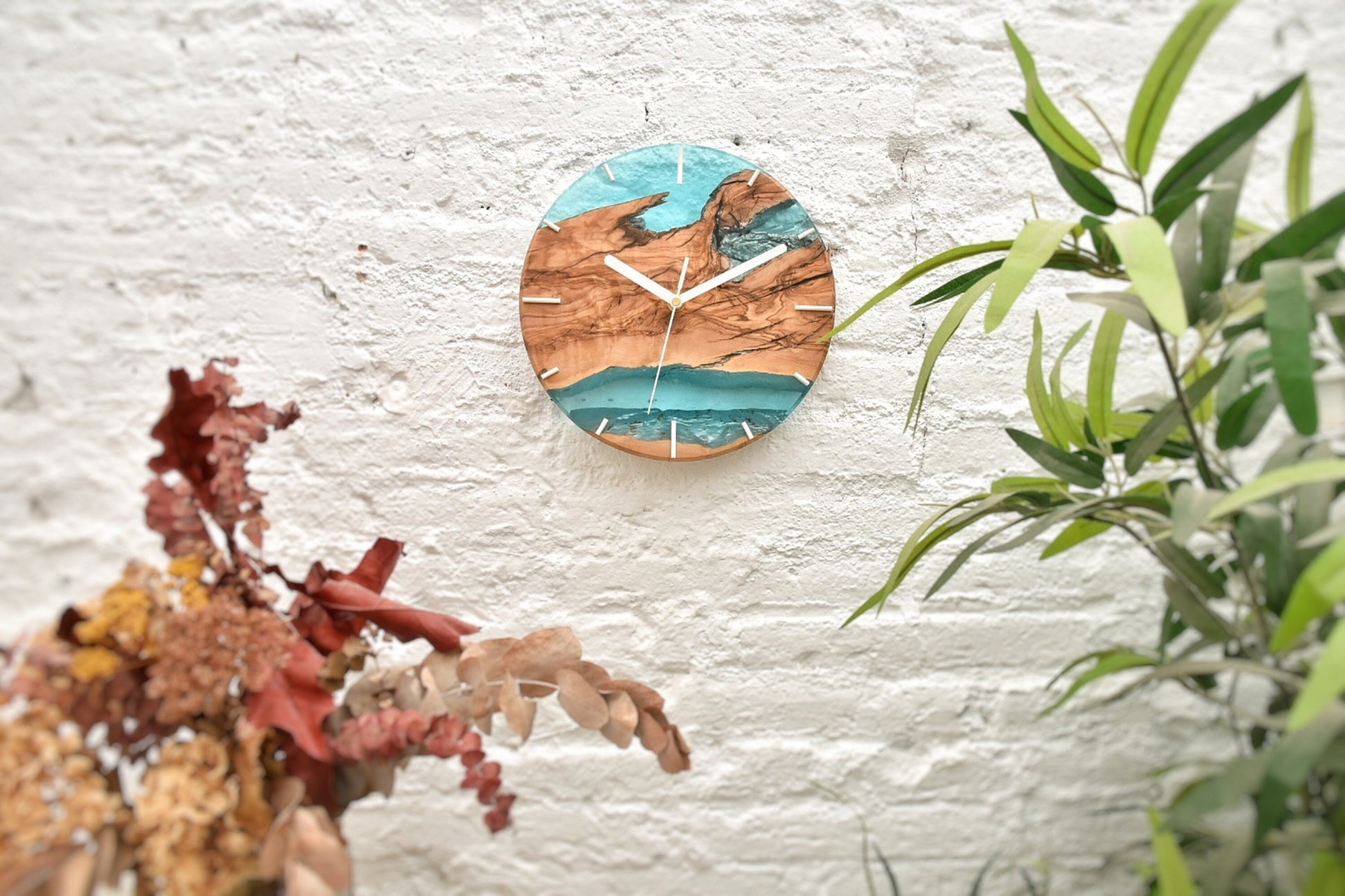 Reloj de madera de olivo con resina epoxy turquesa brillante, diseño moderno