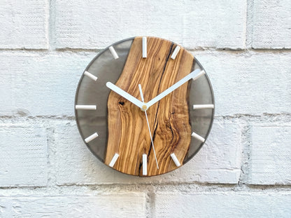 Reloj de pared en madera de olivo con resina epoxy gris, diseño moderno