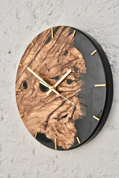 Reloj de madera de olivo con resina epoxi vista lateral, acabado artesanal premium.