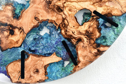 Reloj artesanal de madera de olivo con resina epoxy azul en interior moderno