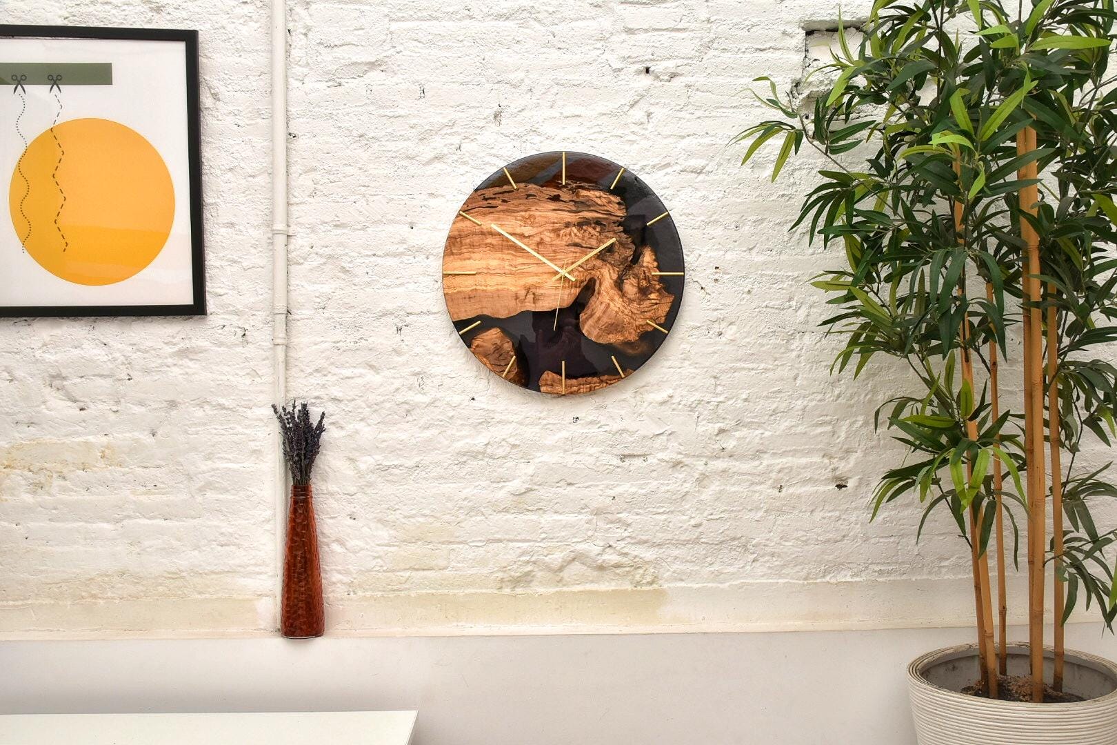 Reloj de pared en ambiente moderno con decoración natural.