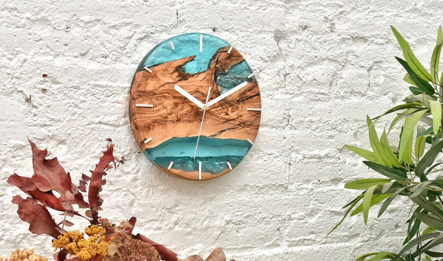 Reloj artesanal de olivo con resina epoxy azul en decoracion interior