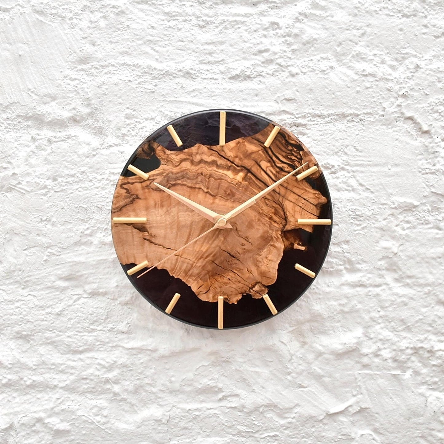 Reloj artesanal de olivo con resina epoxy negra, estilo contemporaneo