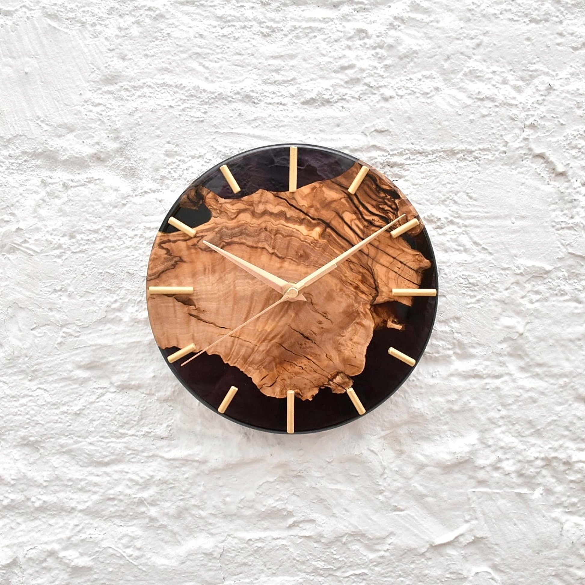 Reloj artesanal de olivo con resina epoxy negra, estilo contemporaneo