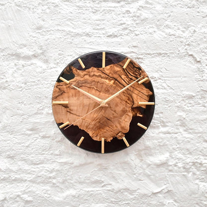 Reloj artesanal de olivo con resina epoxy negra, estilo contemporaneo