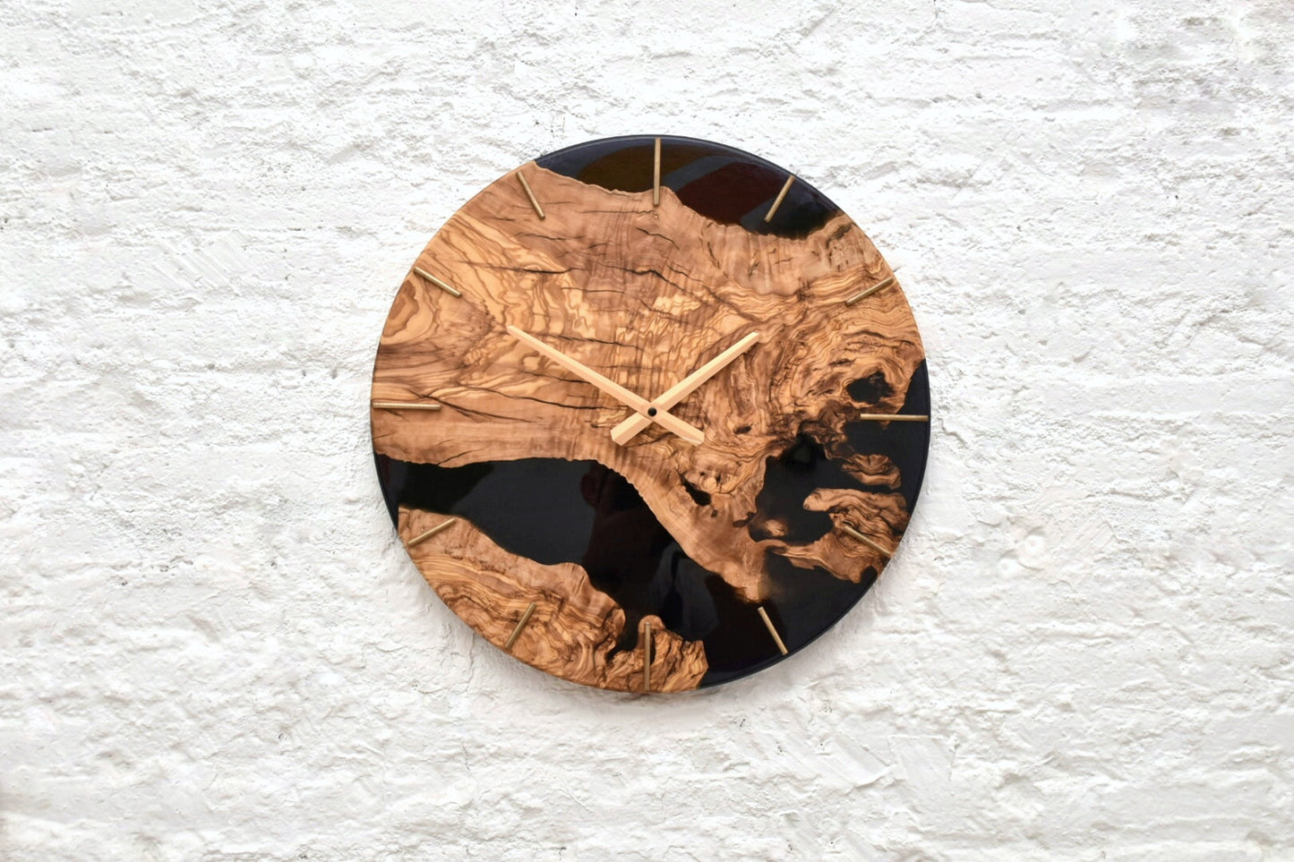 Reloj minimalista de madera natural y resina negra.