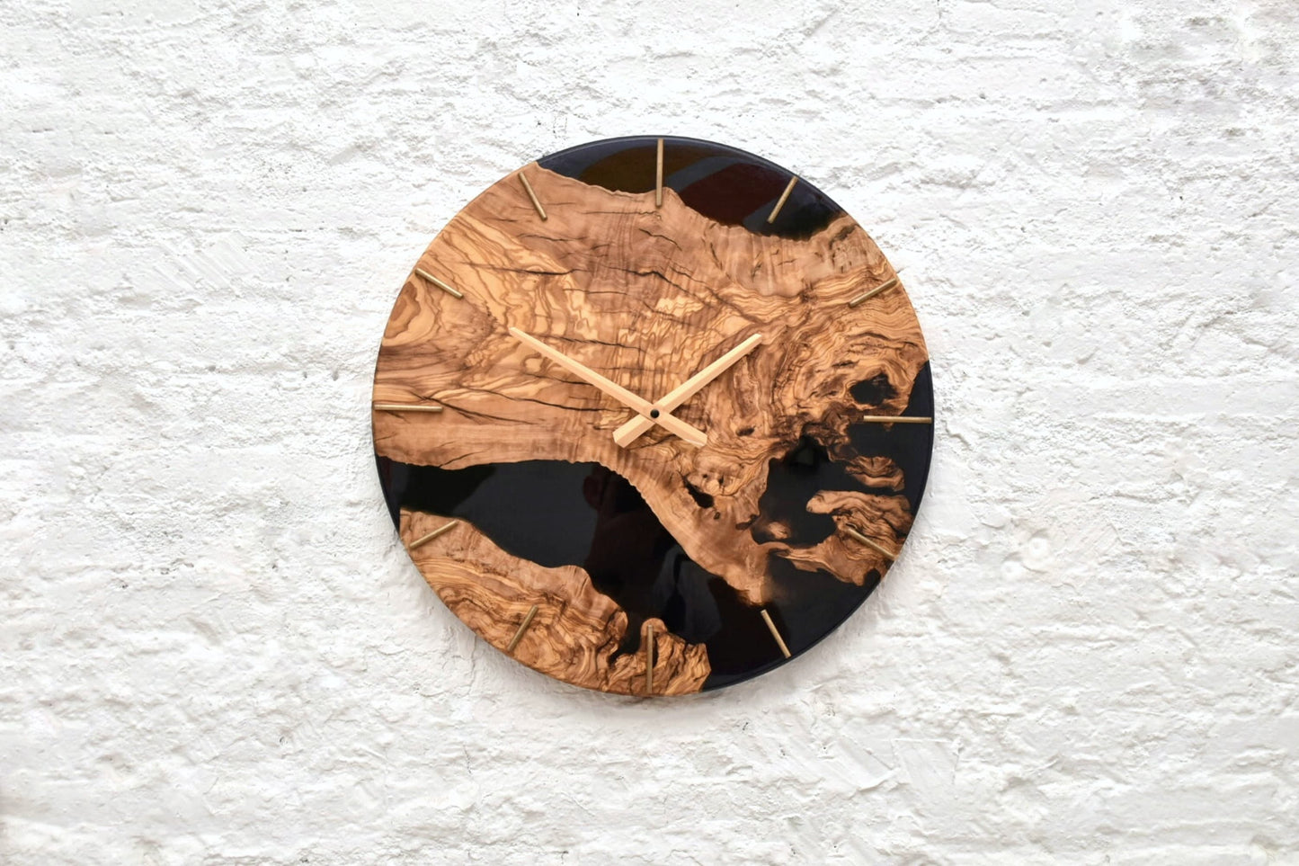 Reloj redondo de madera de olivo y resina negra, estilo minimalista moderno.