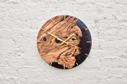 Reloj artesanal de madera de olivo natural con resina epoxi, decoración de pared.
