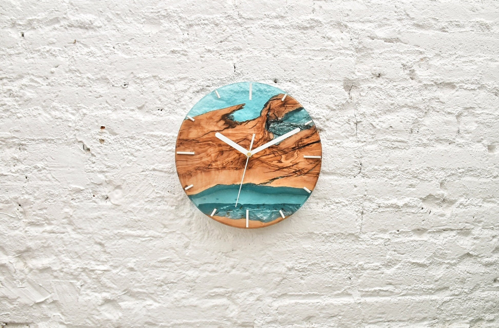 Reloj pequeño de madera de olivo con resina epoxy azul