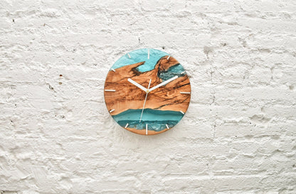 Reloj pequeño de madera de olivo con resina epoxy azul