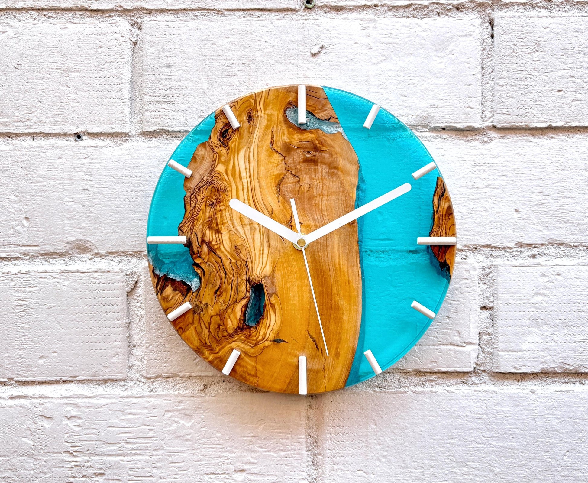 Reloj de pared en madera de olivo con resina epoxy azul, diseño redondo