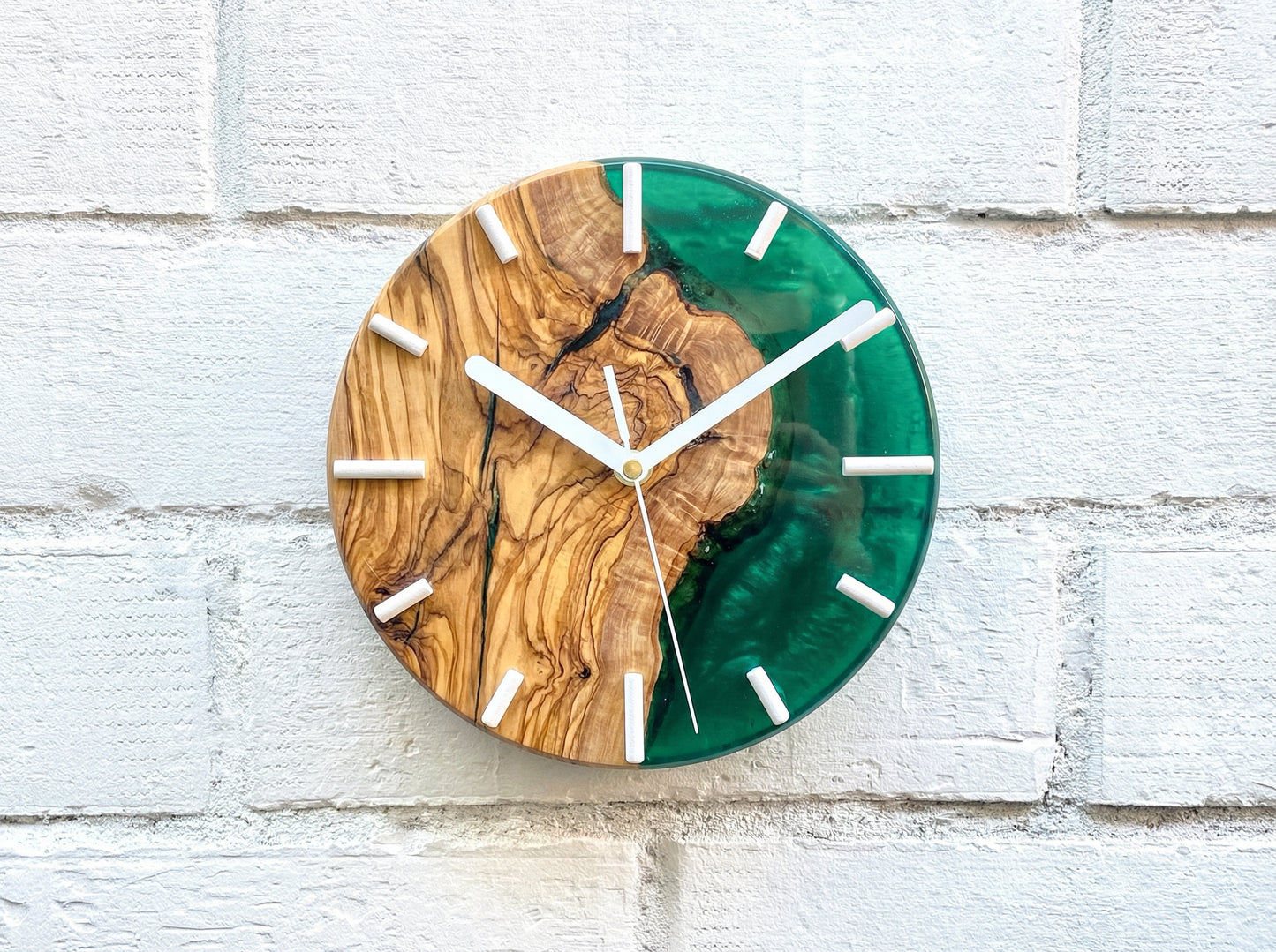 Reloj decorativo de madera de olivo con resina epoxy verde