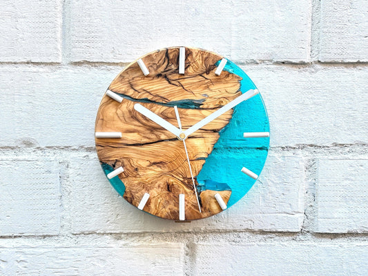 Reloj de pared en madera de olivo con resina epoxy azul turquesa, diseño artesanal