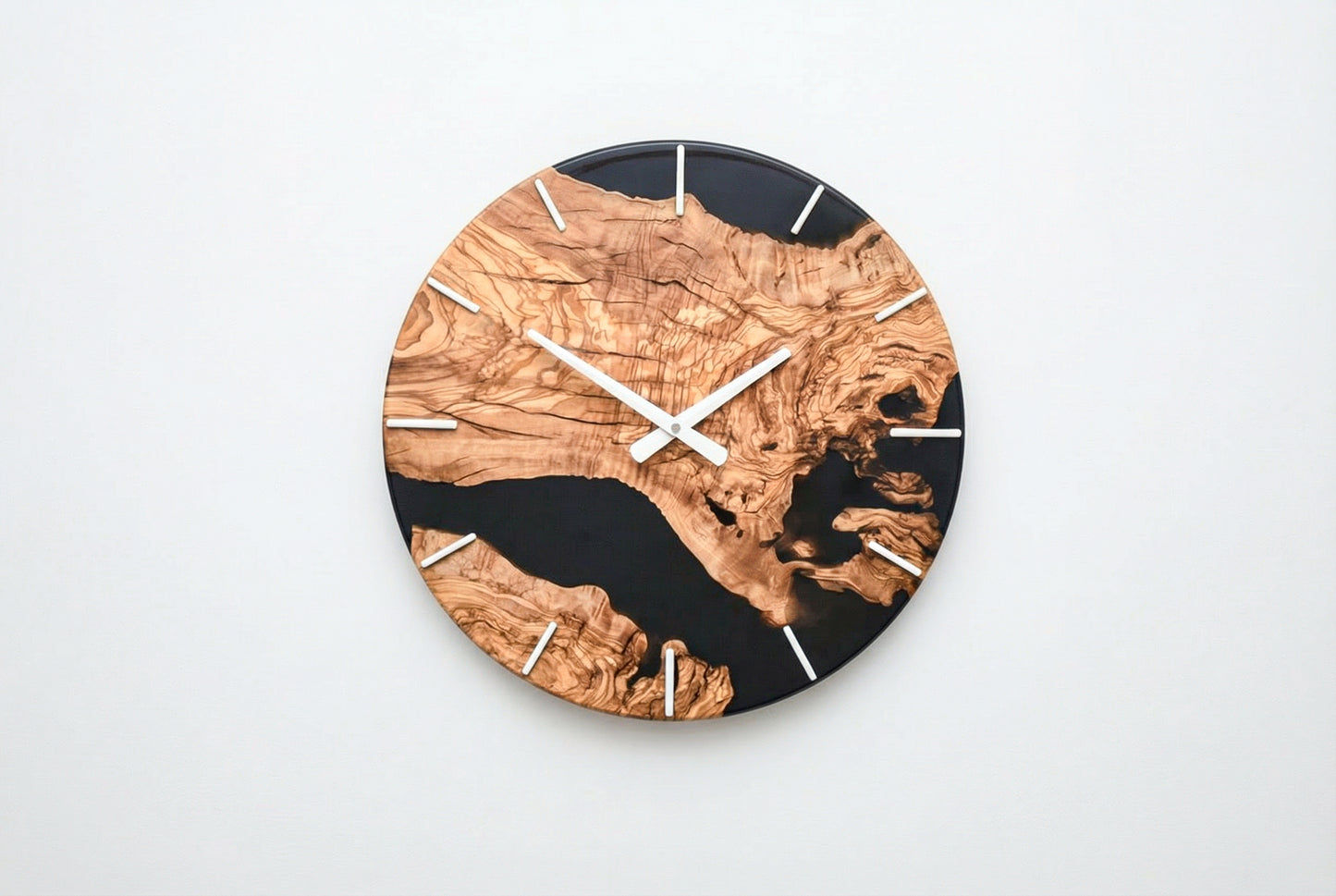 Reloj de pared de madera de olivo y resina epoxi negra hecho a mano, diseño moderno.