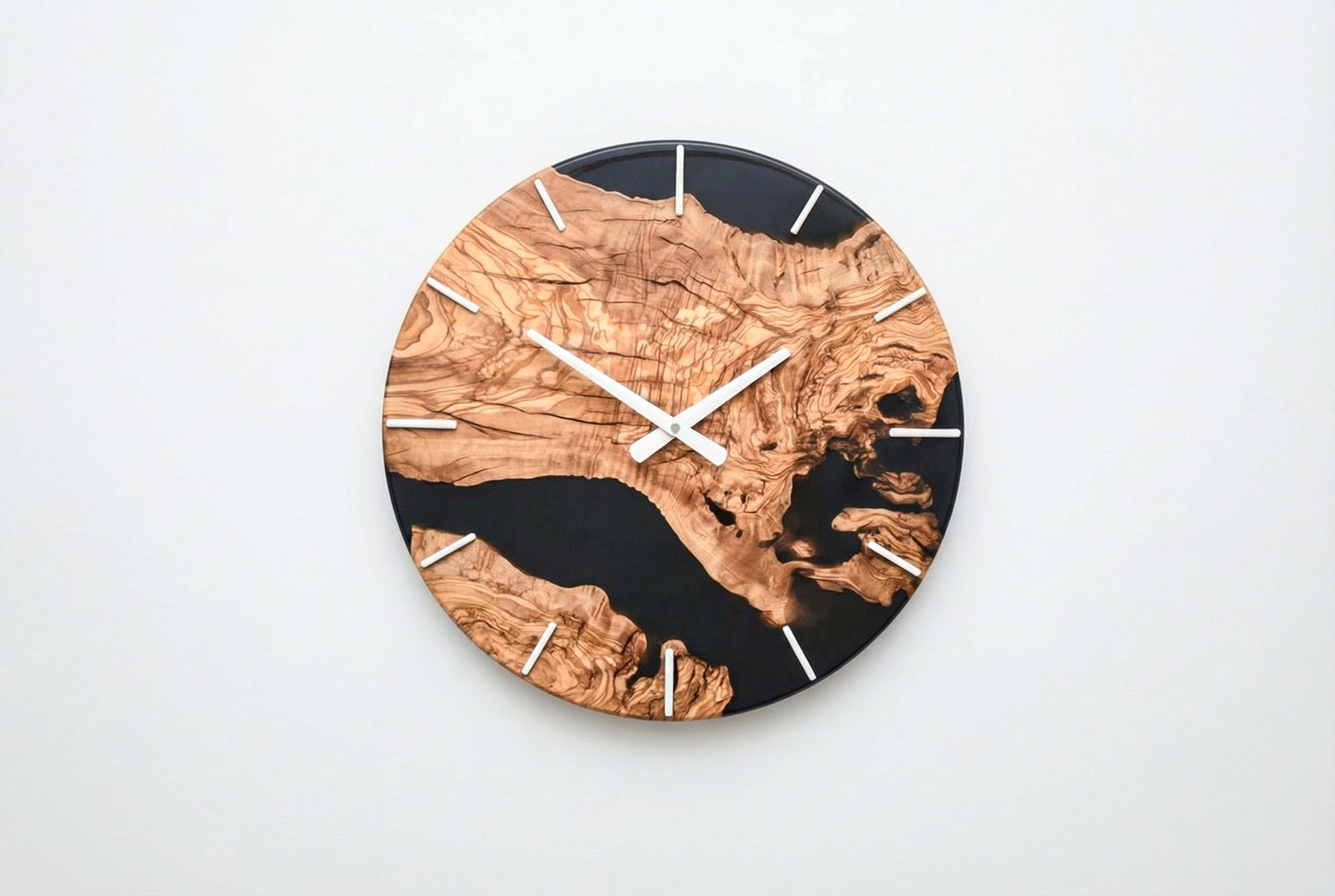 Reloj de pared de madera de olivo y resina epoxi negra hecho a mano, diseño moderno.