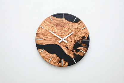 Reloj de pared de madera de olivo y resina epoxi negra hecho a mano, diseño moderno.