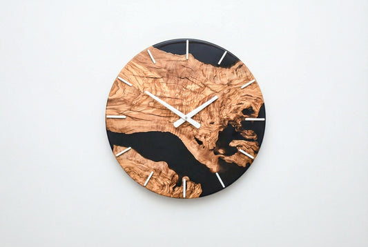 Reloj de pared de madera de olivo y resina epoxi negra hecho a mano, diseño moderno.