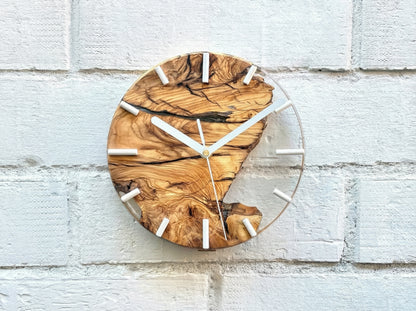 Reloj de madera de olivo con resina epoxy transparente, estilo natural