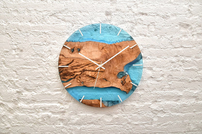 Reloj de madera de olivo con resina epoxy azul y vetas naturales
