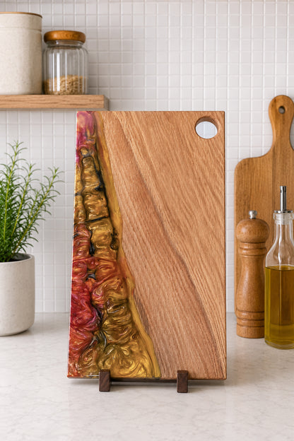 Tabla artesanal de madera de roble y resina epoxi utilizada como elemento decorativo en cocina moderna