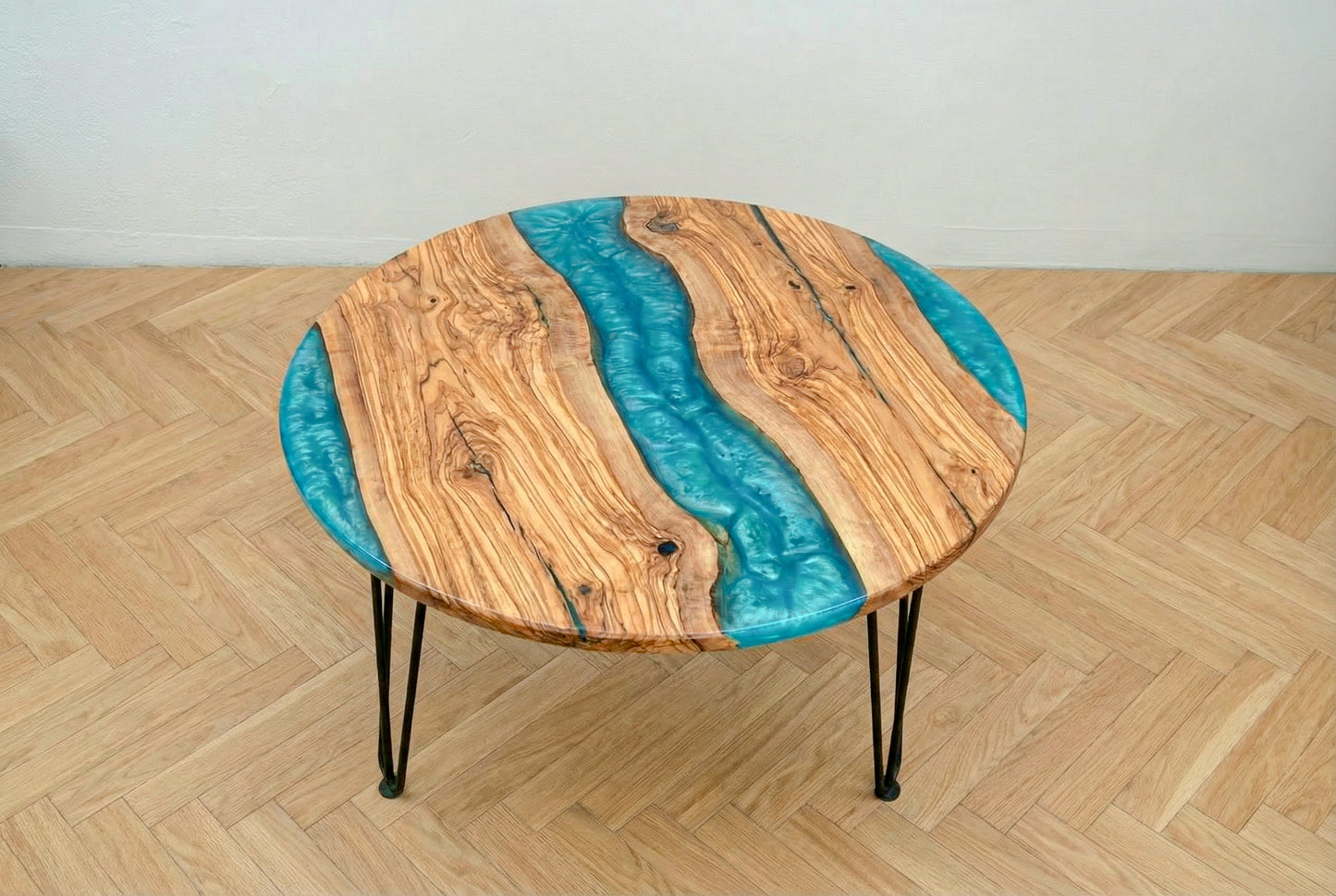 Mesa de centro de madera de olivo con resina epoxi azul turquesa brillante