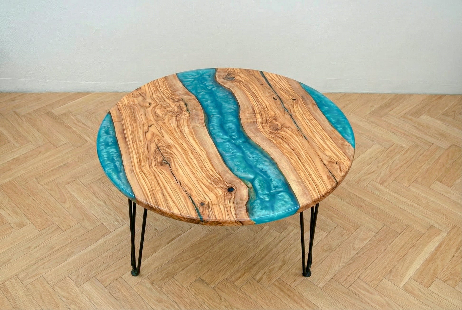 Mesa de centro de madera de olivo con resina epoxi azul turquesa brillante